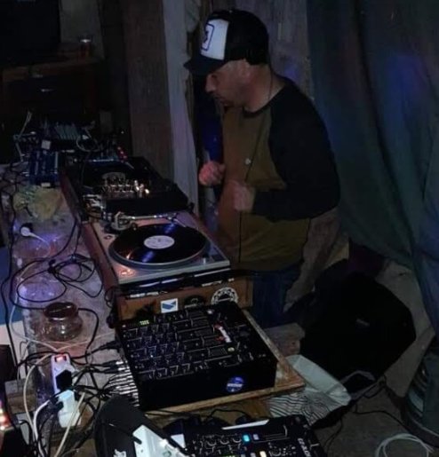 Kontamine DoodZ en live derrière ses platines et sa table de mixage