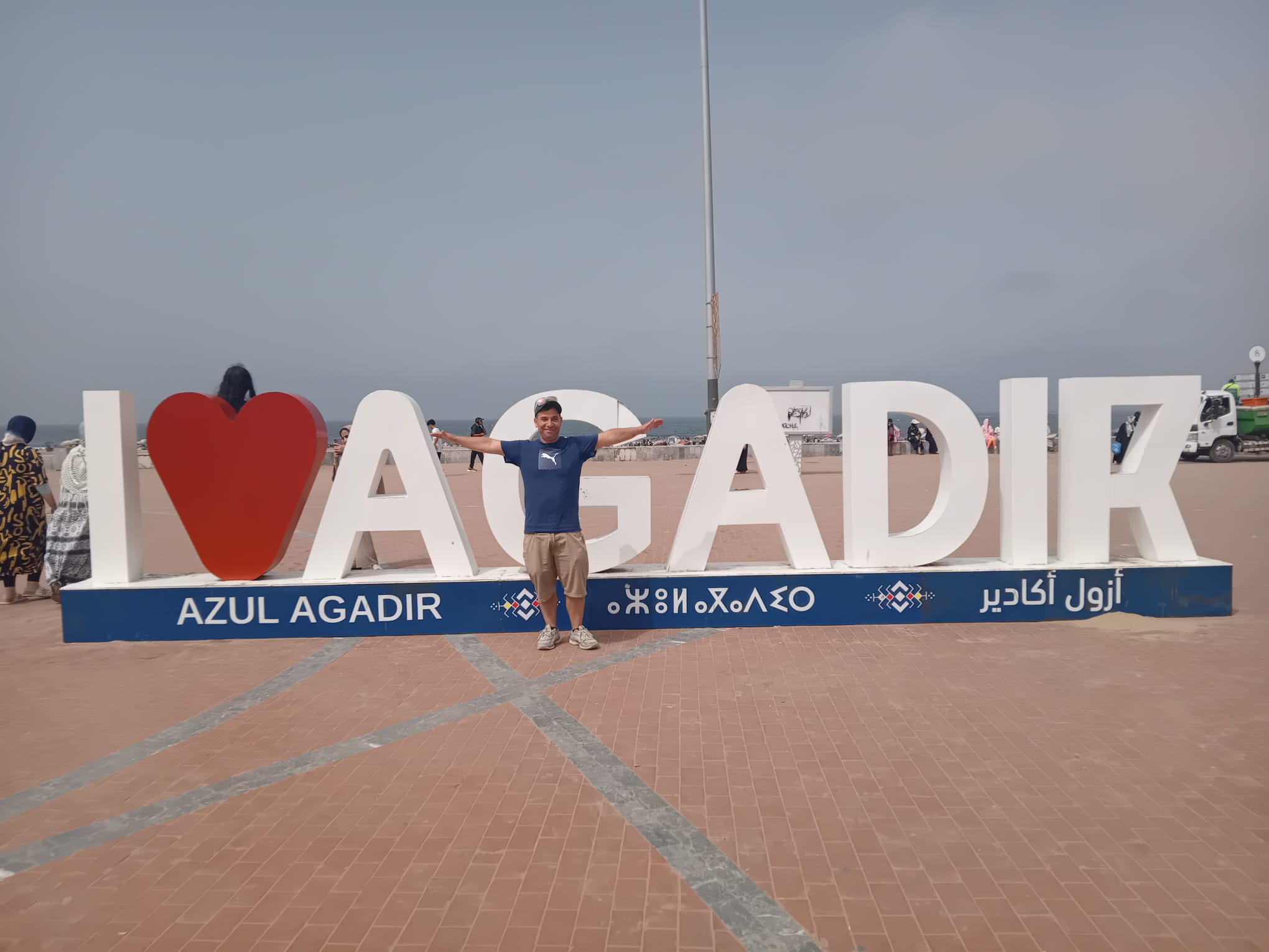 Souvenir de voyage à Agadir au Maroc, devant les lettres géantes I love Agadir sur le front de mer
