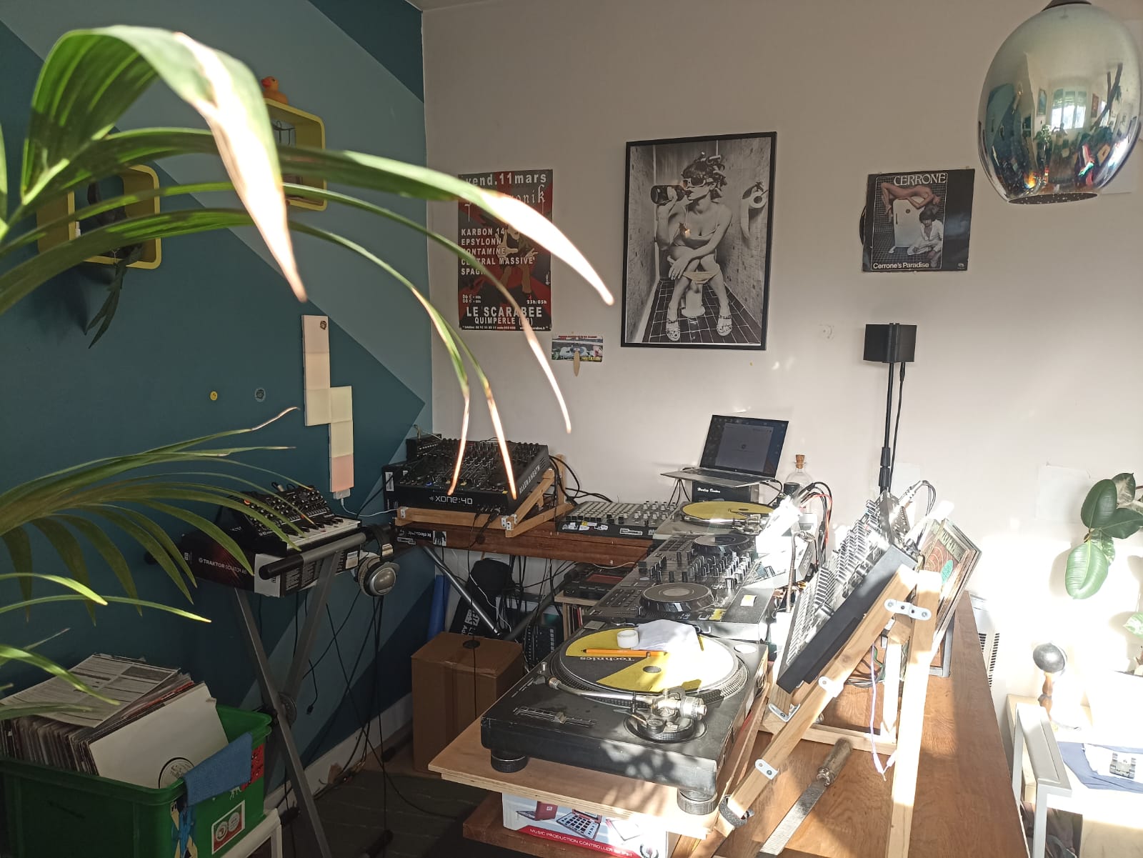 Nouvelle config club et acid de Kontamine DoodZ : deux platines Technics, table de mixage Allen & Heath Xone 4D, contrôleur Traktor, machines Roland AIRA, sampler Roland SP-404 et bacs de vinyles
